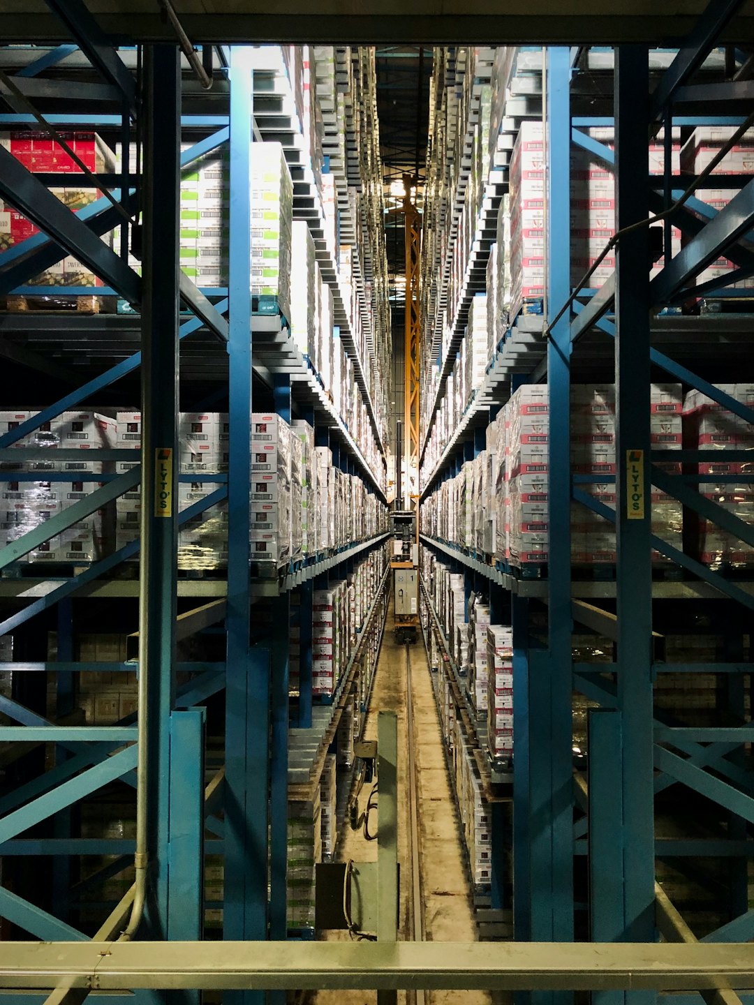Automatisierte Lagerhalle mit Kisten und Paletten.