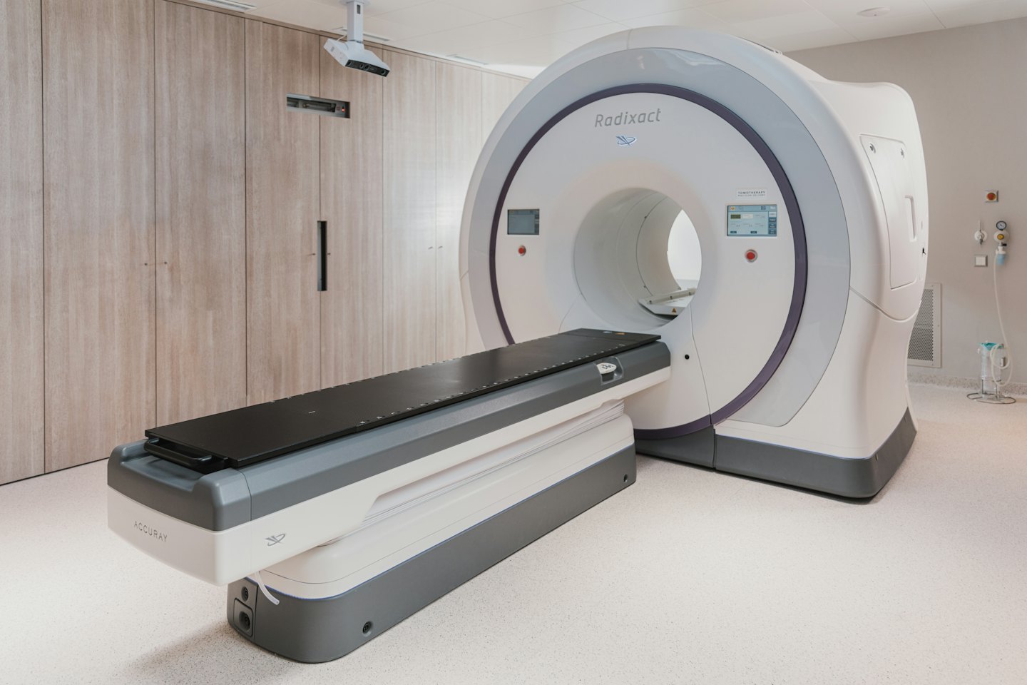 Moderne Strahlentherapie-Maschine in einem sterilen Krankenzimmer.