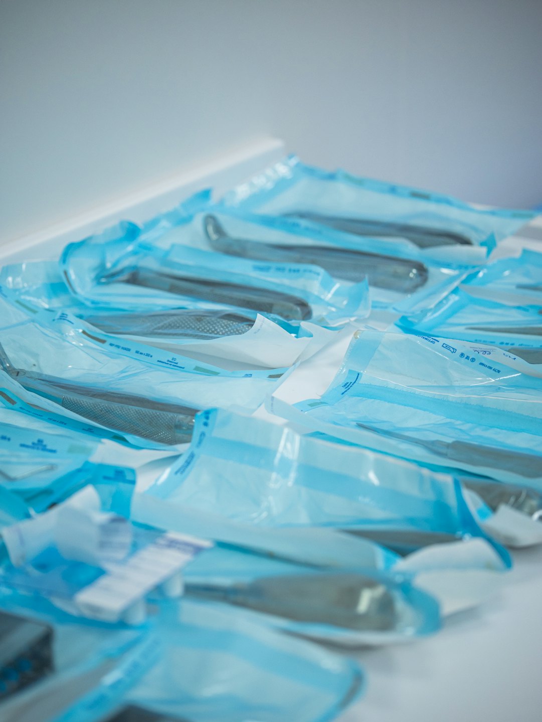 Sterile medizinische Instrumente in blau-weißer Verpackung.